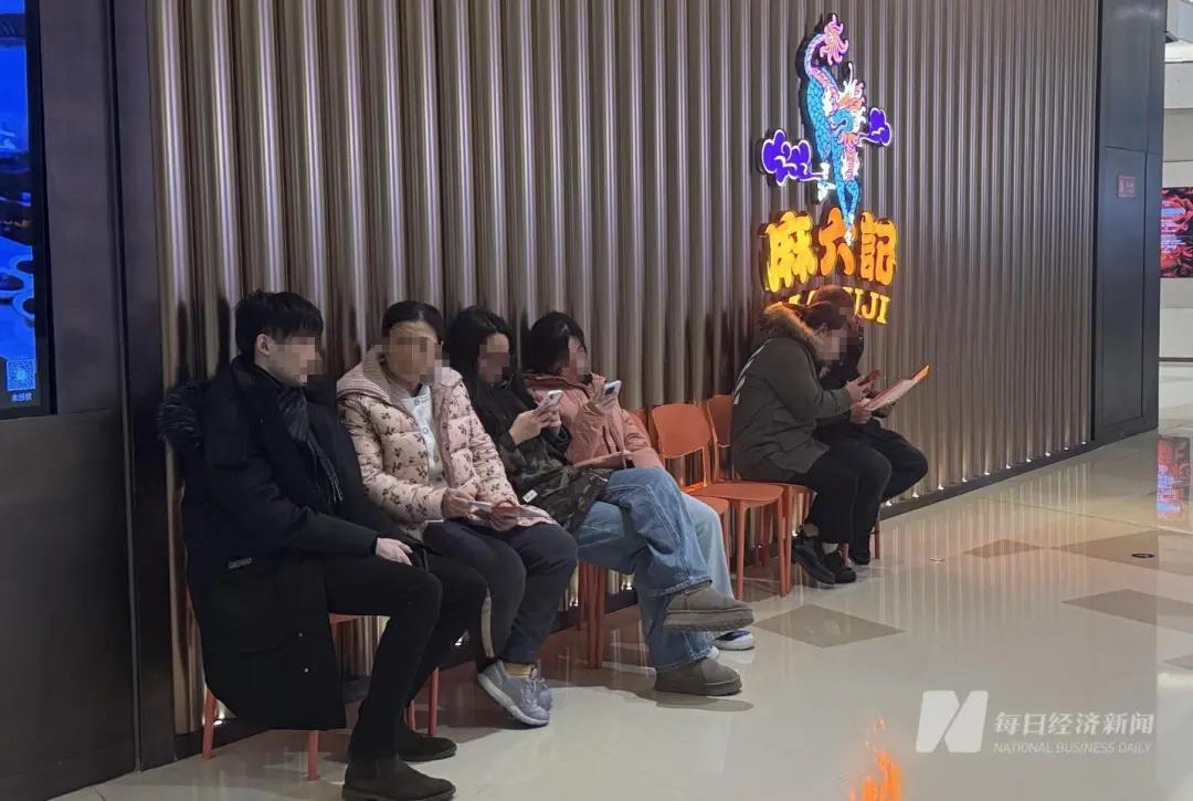 张兰封号后麻六记部分门店客流未受影响中午