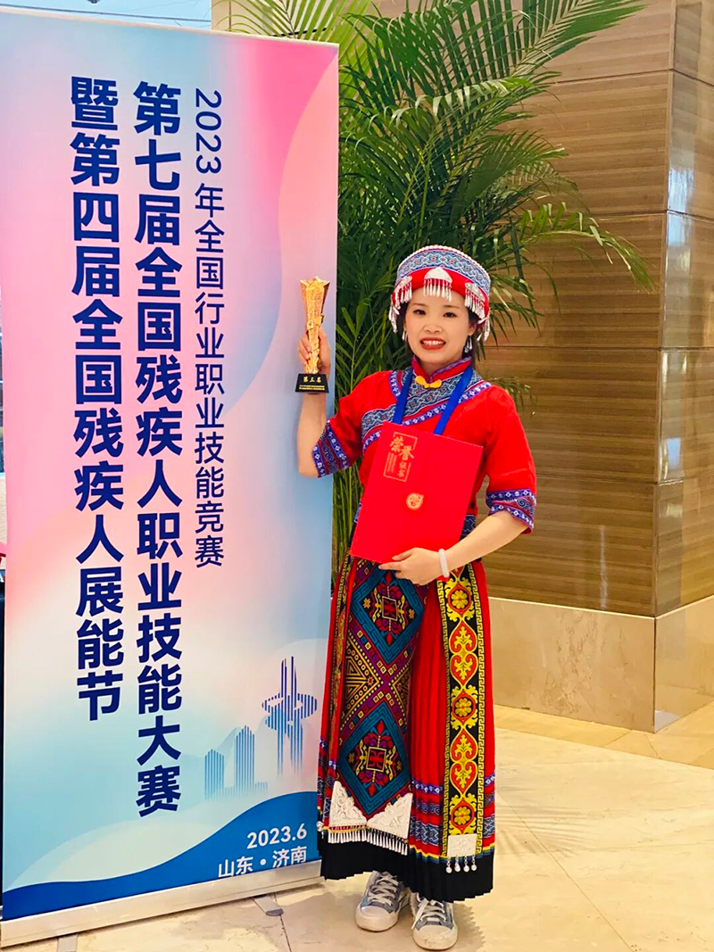 黎暖佳：逆风前行书写自强人生华章