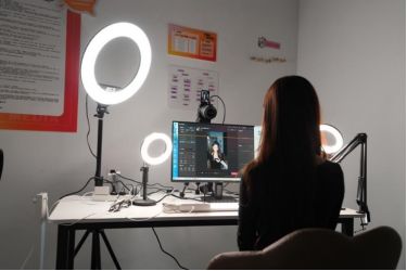 600台索尼ZV-E10M2助力无忧传媒线下个播基地再升级