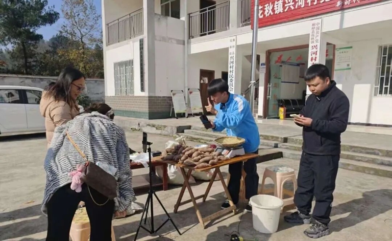 “村播”赋能校地联动！桐梓职校“电商助农直播实训基地”在花秋镇成立(图6)