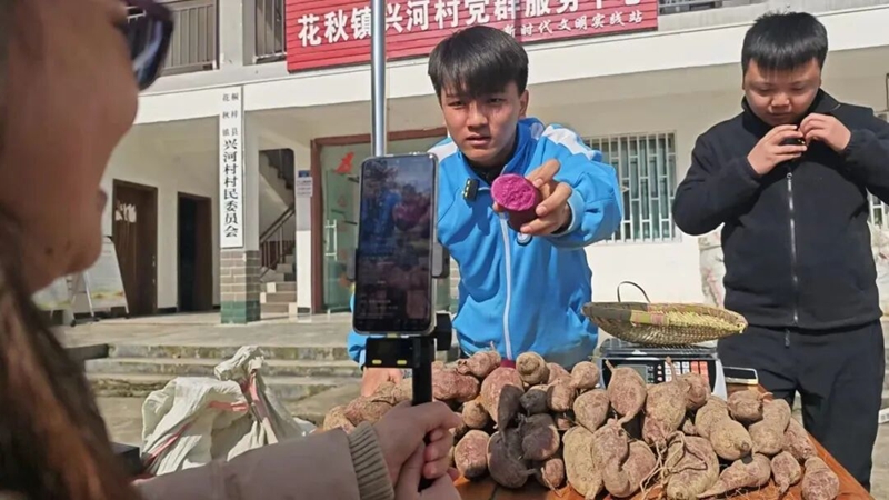 “村播”赋能校地联动！桐梓职校“电商助农直播实训基地”在花秋镇成立(图2)