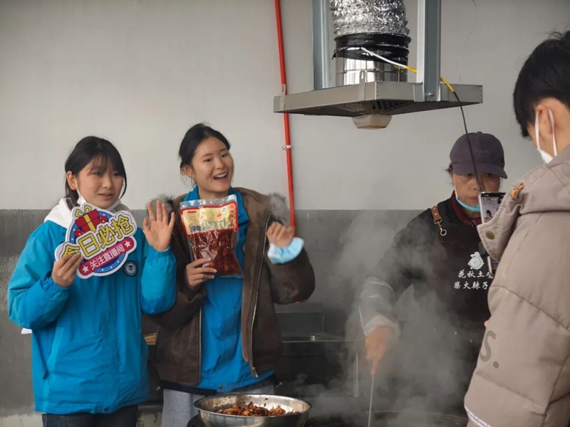 “村播”赋能校地联动！桐梓职校“电商助农直播实训基地”在花秋镇成立(图5)