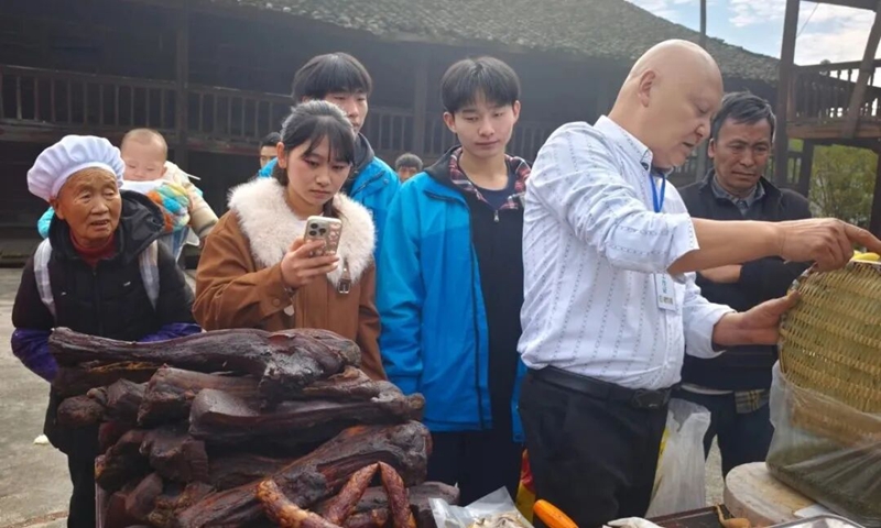 “村播”赋能校地联动！桐梓职校“电商助农直播实训基地”在花秋镇成立(图8)