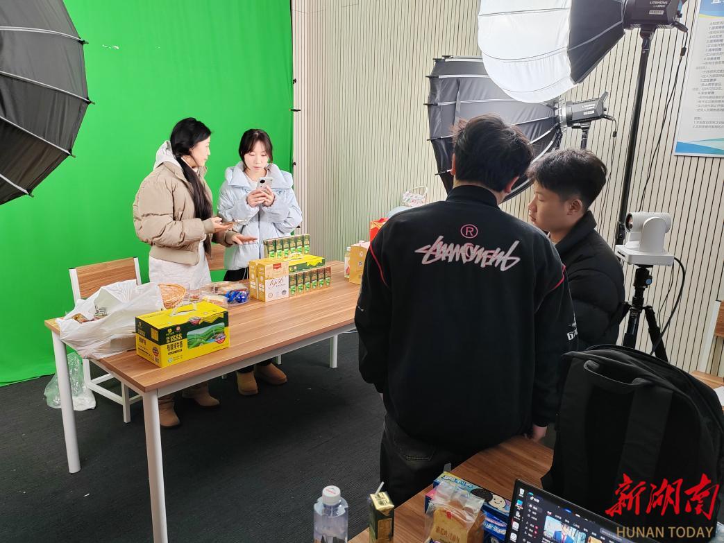 学生主播“持证上岗”长沙商贸旅游职院直播实训课成交！(图2)