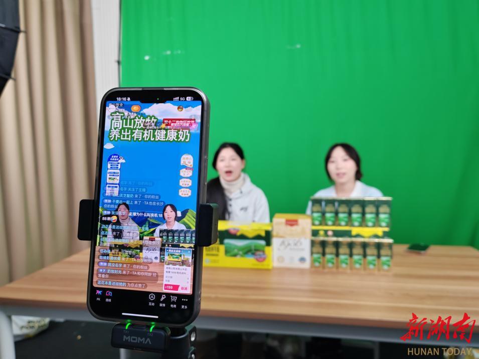 学生主播“持证上岗”长沙商贸旅游职院直播实训课成交！(图4)