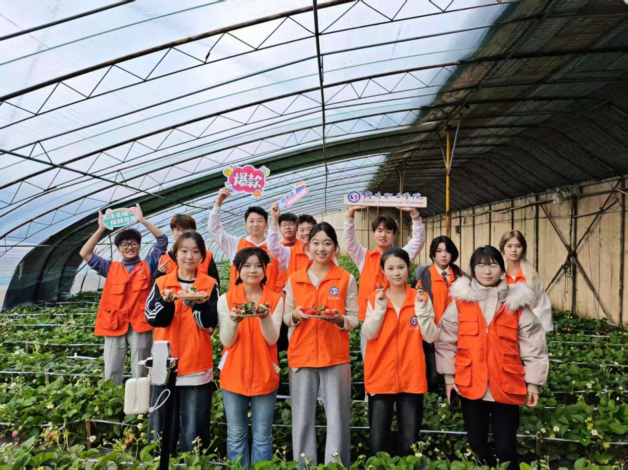 把直播课堂搬到田间地头电商技能绘就乡村振兴新图景(图2)