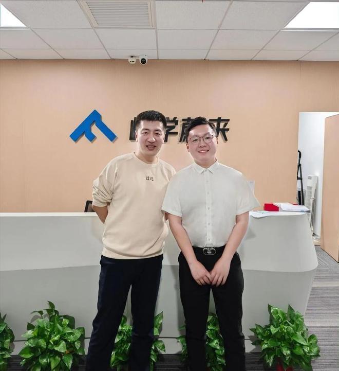 太意外！张雪峰去世半个月公司传来两大好消息他在天上放心了(图3)